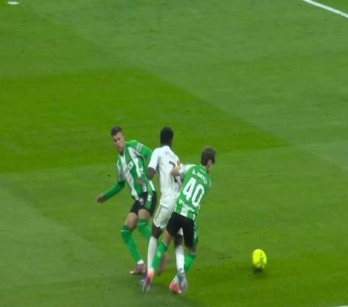 西甲爭議判罰！貝林厄姆踩人逃點(diǎn)，巴爾特拉暴怒，維尼修斯險造點(diǎn)