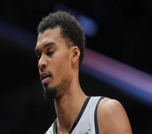 馬刺連丟絕殺被逆轉(zhuǎn)19分！三后衛(wèi)35中8+10失誤背鍋文班低頭沮喪