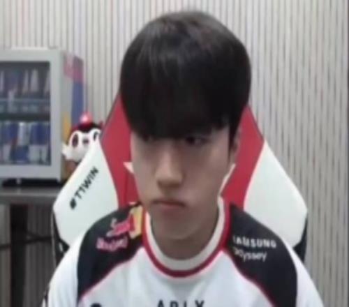 夸贊像高中生Keria：謝謝啦我其實(shí)沒有當(dāng)過高中生因?yàn)闆]上高中