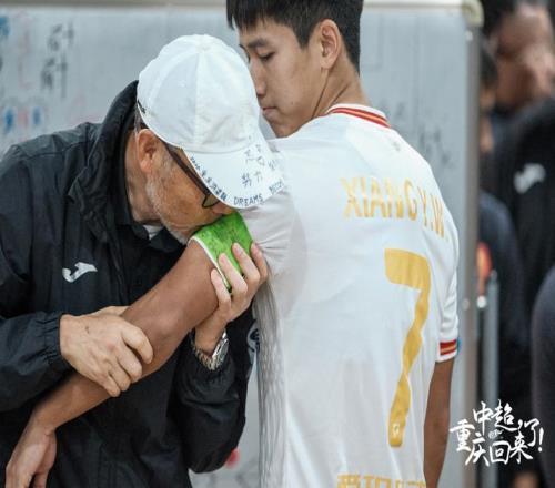 鐵血丹心！40歲重慶老妖淚奔，向余望不走了！國安收三杰有優(yōu)先權