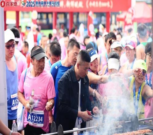 2025鶴崗森林半程馬拉松舉行，六千余名選手奔跑在天然氧吧中
