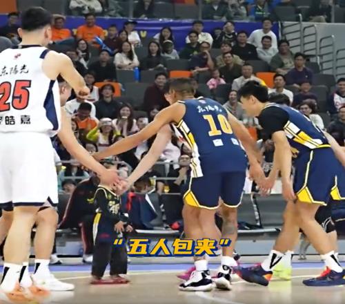 有趣！5歲小女孩穿著人字拖，面對5名廣東隊球員的防守，完成扣籃