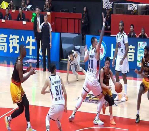 爆冷！于德豪坑苦山東男籃，龐崢麟炸裂1戰(zhàn)，3大主力被他戲耍罰下