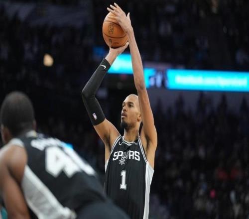 過于超模，文班26分鐘18中10爆砍33分10板2斷2帽，三分12中7