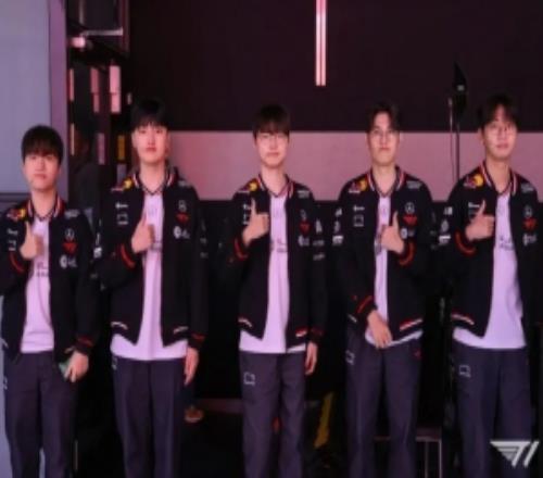 T1官媒更新動(dòng)態(tài)：大家2026年也會(huì )和T1一起的吧