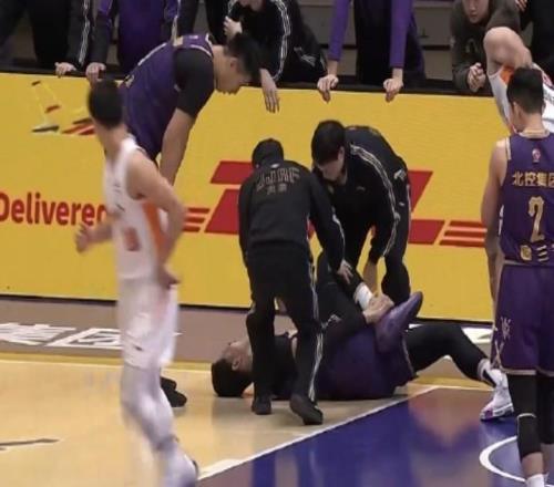 媒體人：崴腳退賽的沈梓捷賽后沒有去醫(yī)院，腳踝問題不大