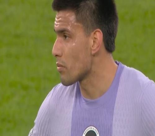 英超新惡漢！戈麥斯飛踹維爾茨逃紅，復刻德容窩心腳，名宿開(kāi)炮