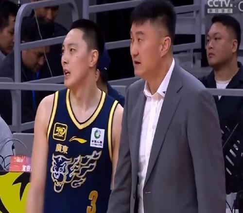 廣東男籃胡明軒需要休息，趙睿小傷大養(yǎng)，青島男籃裁掉兩外援