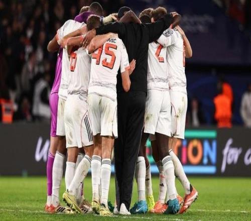 豪取16連勝，孔帕尼在客勝巴黎后與球員一同慶祝勝利