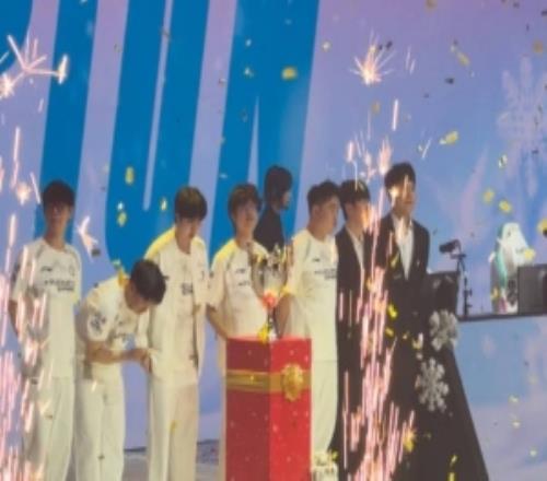 2026第一冠！IG戰勝JDG現場(chǎng)捧起德瑪西亞冠軍獎杯