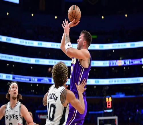 23勝12負(fù)卻一打強(qiáng)隊(duì)就崩湖人再次慘敗馬刺，攻防短板已被摸透