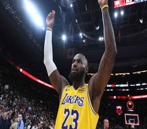 湖人隊(duì)勒布朗詹姆斯在生涯第20場圣誕大戰(zhàn)前，洋溢著節(jié)日氣氛