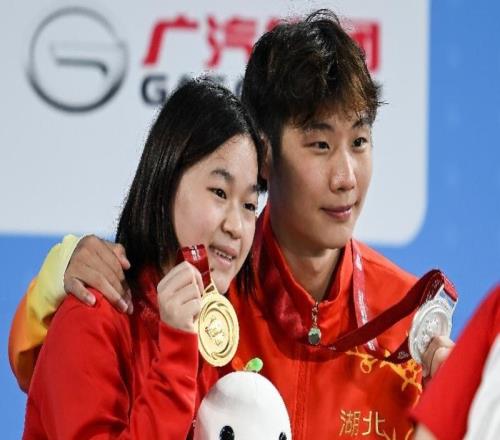 王宗源強(qiáng)勢稱雄十五運(yùn)會男子三米板，全紅嬋現(xiàn)場調(diào)皮互動