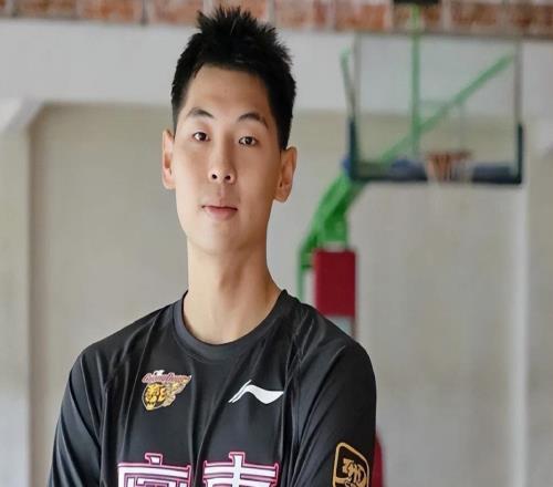 還未痊愈崔永熙深蹲30個(gè)+臥推11個(gè)+彈跳3.44米美女記者大贊