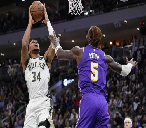 好人，字母哥为湖人新秀蒂耶罗争到比赛用球，庆祝他职业生涯首球