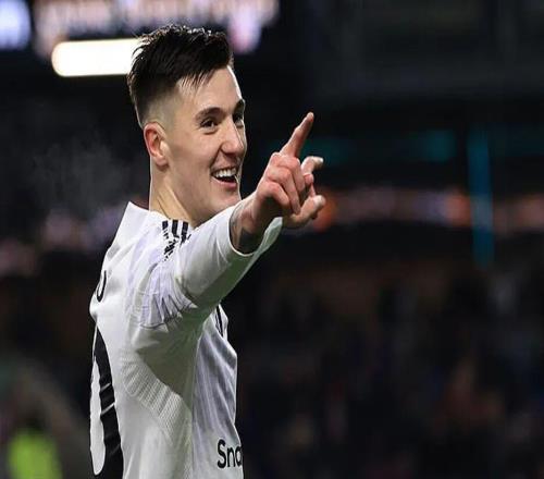 曼聯(lián)22伯恩利繼續(xù)丟分！弗萊徹激活謝什科還不夠，球迷呼喚索帥