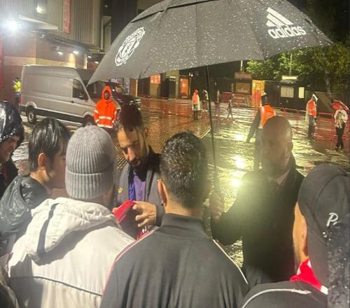 盡管冒著大雨，阿莫林賽后還是停下來給球迷們簽名