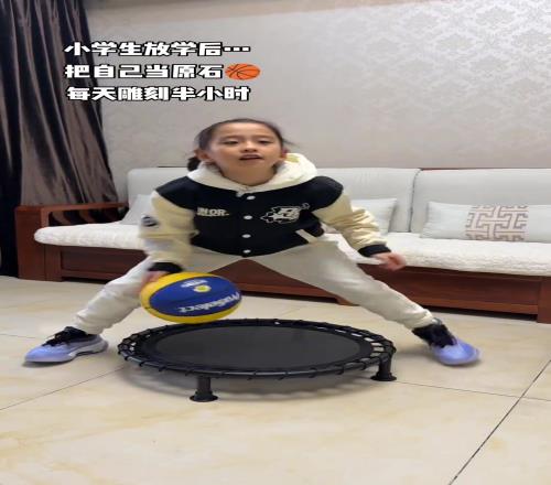 隔音措施好评！小女学生放学课后的犀利坚持运球半小时