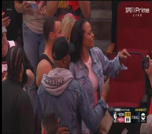 这是谁家老妈库里赛后疲惫与一位女士拥抱并指向观众席谁