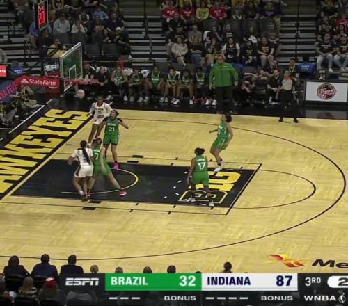 WNBA女库里！克拉克今日再现超远逆天三分！
