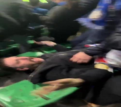 国米绝杀后，一位国米球迷躺在座椅上疯狂呐喊