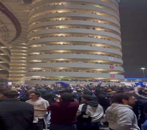 此夜永不结束！比赛结束很久后，国米球迷还在球场外唱歌庆祝