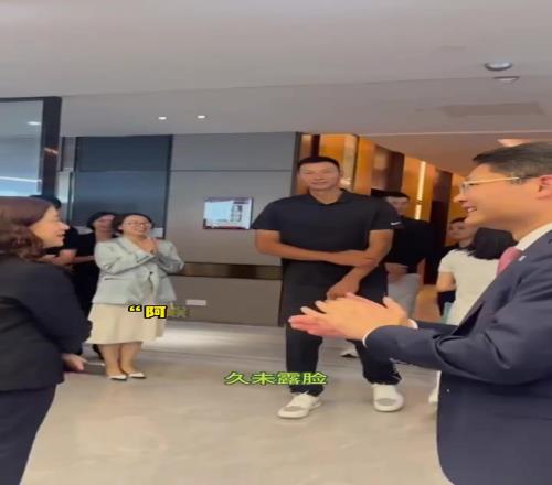 略显拘谨！广东名宿易建联和前队友王仕鹏现身广州参加活动
