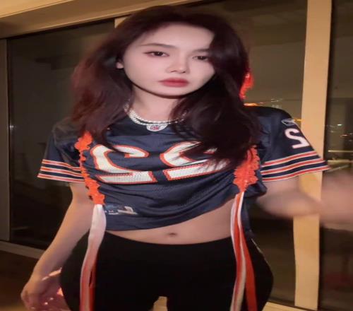 跨界了美娜身穿一身足球服跳手势舞：来个帅的