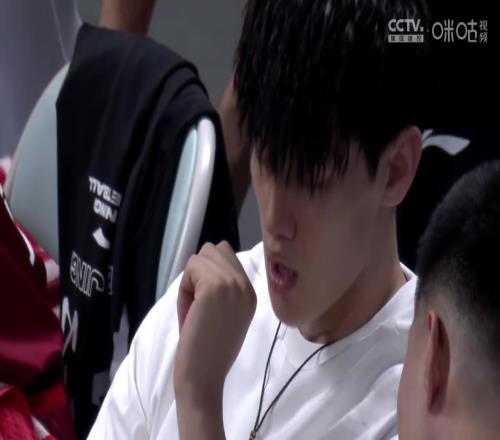 无奈啊北京男篮G4惨败，转播镜头多次给到现场的曾凡博