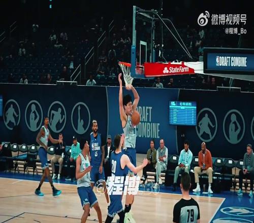 杨瀚森篮下扣篮打2+1，队友赶忙跑过来喊：“YAOYAOYAO”