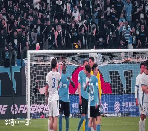 兄弟情不变！马莱莱赛后谢场时和申花前队友们温情相拥