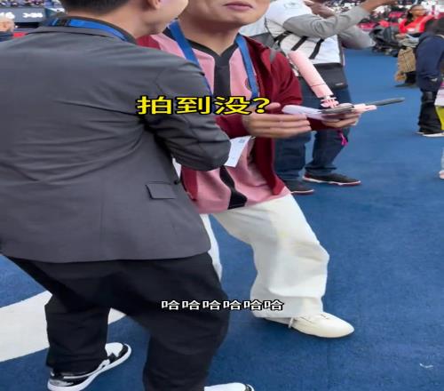 王楚淇观看大巴黎训练时被巴尔科拉抽了一脚，现场直呼：小心眼！