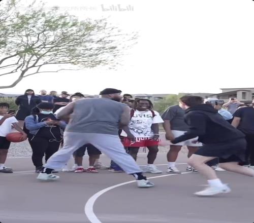 纯粹的碾压啊！普通人跟前NBA第一中锋打野球是什么体验