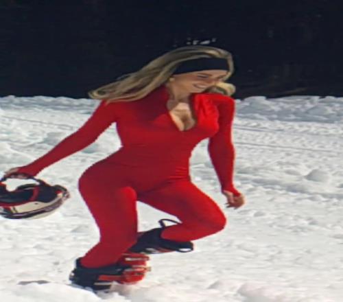 火辣辣！卡里乌斯老婆紧身大红滑雪服勾勒出S型身材