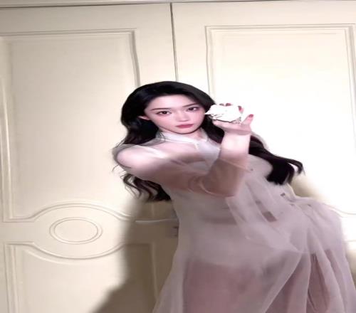美美哒！美女主播婧雯的变装视频：人生小满胜完全