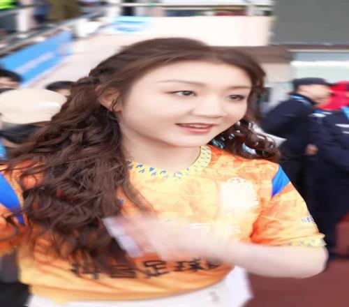 卧槽这是陈梦！陈梦现场青岛足球比赛现场，打扮起来真好看