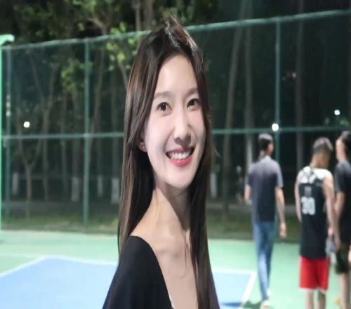 这是谁的女朋友啊！美女现身野球场这哪还有心思打球哈