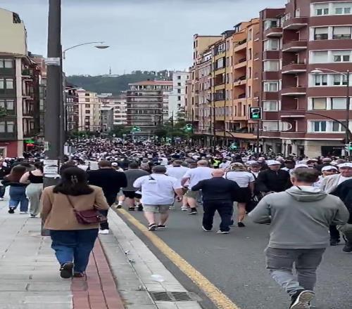 白玫瑰占领毕尔巴鄂！赛后热刺球迷退场占满整条街道，场面壮观！