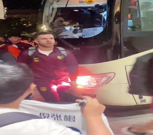 韦世豪吓得箭步逃跑！国足深夜到酒店差点被摁在车头不让走