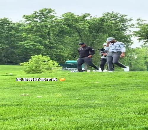 没比赛的日子，库里打打高尔夫切切鱼看看演唱会...