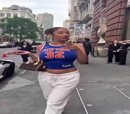 街头身穿唐斯球衣的女球迷，这32号有点过于显眼了哈！