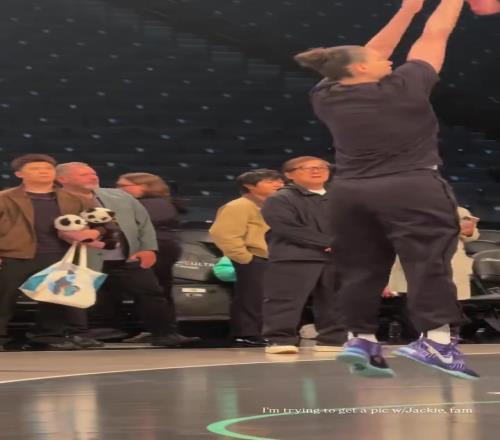 71岁成龙现身巴克莱中心看女篮比赛：她们投篮怎么那么准！！！