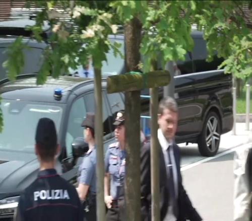 国米返回米兰城，现场十分冷清，球迷也没来几个