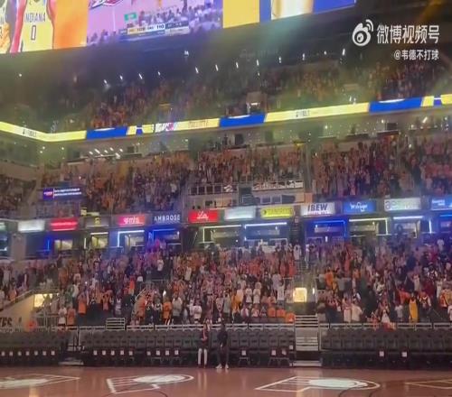 幸福！步行者球迷齐聚主场看哈利伯顿绝杀，全场沸腾燃到极点
