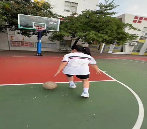 这位女同学还挺全面！“足篮梦幻联动还有点意思”