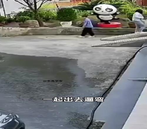 小男孩在公路边玩篮球脱手去捡球不慎出意外妈妈放下二胎才发现