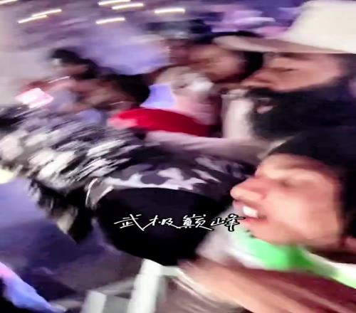 赛季结束后首次现身！哈登参加好友演唱会上台激情嗨唱