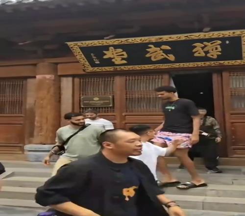 学习中华武术！文班亚马已经抵达少林寺参观，要不拜个师