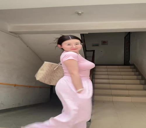 前同曦球员焦恩格尔娇妻，身材真不戳
