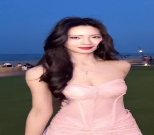 美女登密盼盼一身粉色裙子穿搭现身海边：你喜欢大海我喜欢浪